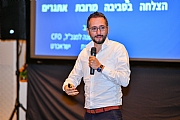 לפתח שתי אסטרטגיות טוטאליות מקבילות